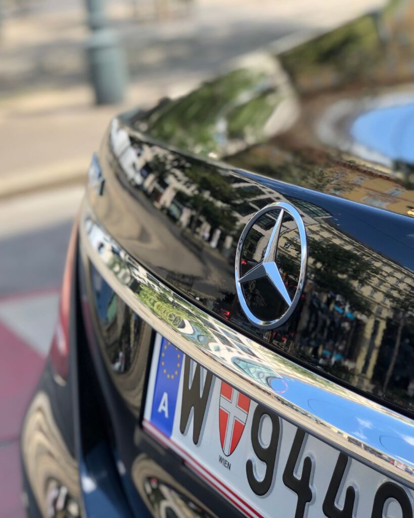Schwarze Mercedes Limousine mit Wiener Kennzeichen – Austrian Business Cars exklusiver Limousinenservice