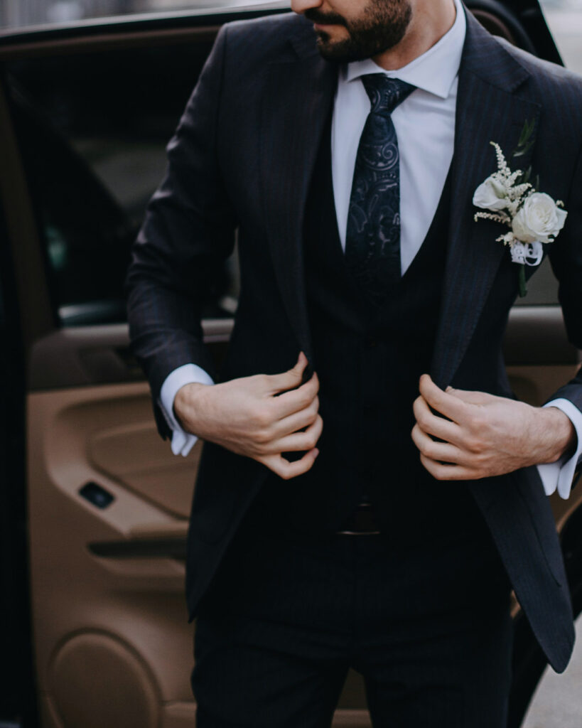 Bräutigam im Anzug steigt aus Mercedes Limousine – Hochzeit Chauffeurservice Wien